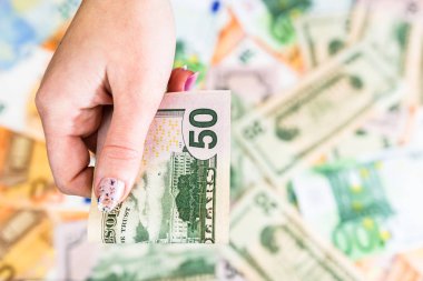 Rüşvet vermek gibi ya da banknotların arkasında izole edilmiş bahşişler gibi.