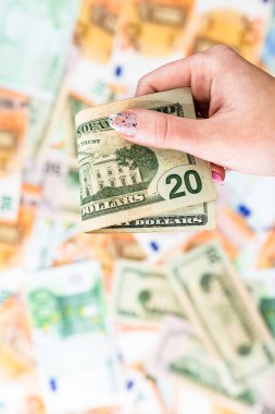 Rüşvet vermek gibi ya da banknotların arkasında izole edilmiş bahşişler gibi.