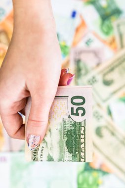 Rüşvet vermek gibi ya da banknotların arkasında izole edilmiş bahşişler gibi.