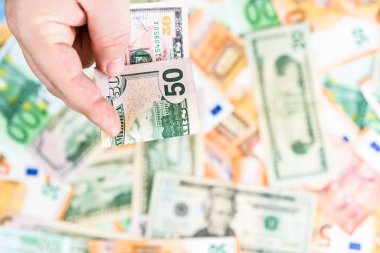 Rüşvet vermek gibi ya da banknotların arkasında izole edilmiş bahşişler gibi.