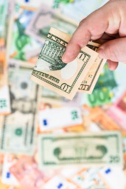 Rüşvet vermek gibi ya da banknotların arkasında izole edilmiş bahşişler gibi.