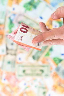 Rüşvet vermek gibi ya da banknotların arkasında izole edilmiş bahşişler gibi.