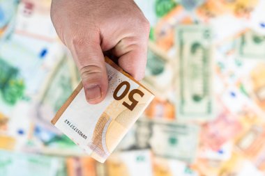 Rüşvet vermek gibi ya da banknotların arkasında izole edilmiş bahşişler gibi.