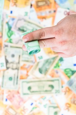 Rüşvet vermek gibi ya da banknotların arkasında izole edilmiş bahşişler gibi.