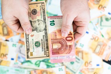 El ele tutuşan para, banknotların arkasında izole edilmiş. Euro ve Biz