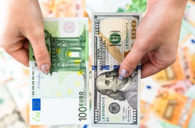 El ele tutuşan para, banknotların arkasında izole edilmiş. Euro ve Biz