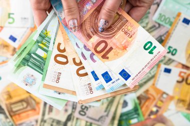 Rüşvet vermek gibi ya da banknotların arkasında izole edilmiş bahşişler gibi.