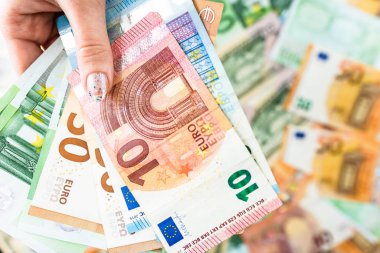 Rüşvet vermek gibi ya da banknotların arkasında izole edilmiş bahşişler gibi.