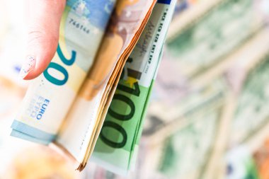 Rüşvet vermek gibi ya da banknotların arkasında izole edilmiş bahşişler gibi.