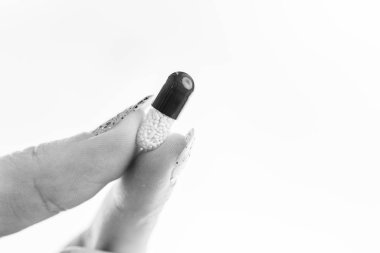 Elinde antibiyotik kapsülleri ya da ağrı kesiciler var.