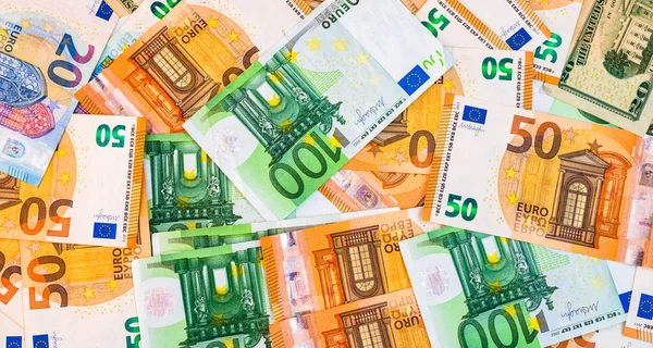 Begreppet världspengar, uppgifter om sedlar i euro och US-dollar — Stockfoto