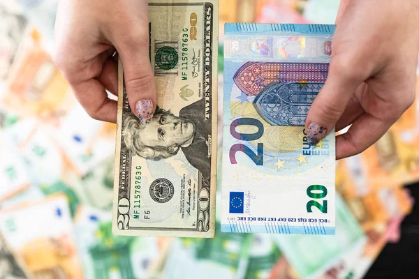 El ele tutuşan para, banknotların arkasında izole edilmiş. Euro ve Biz