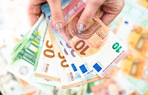 Rüşvet vermek gibi ya da banknotların arkasında izole edilmiş bahşişler gibi.