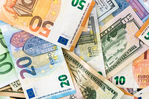 Begreppet världspengar, uppgifter om sedlar i euro och US-dollar — Stockfoto