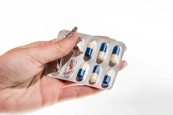 Ręczne trzymanie kapsułek z antybiotykami lub środków przeciwbólowych izolowanych na whi — Zdjęcie stockowe