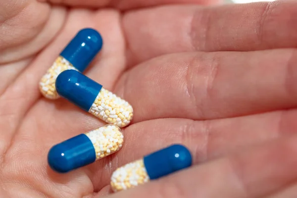 Close-up van antibiotica capsules of pijnstillers geïsoleerd op whit — Stockfoto