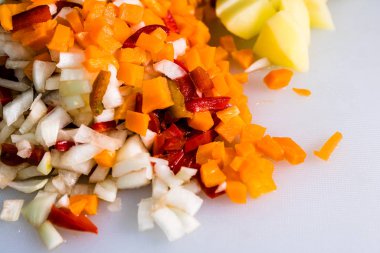 Taze ve donmuş sebzeler, doğranmış havuç, patates.,