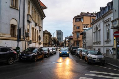 Bükreş şehir merkezindeki dar sokaklarda trafik vardı. Kış sabahı