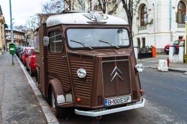 Kahverengi Citroen H Van, 1969 model Bükreş 'te bir yol kenarında duruyor.