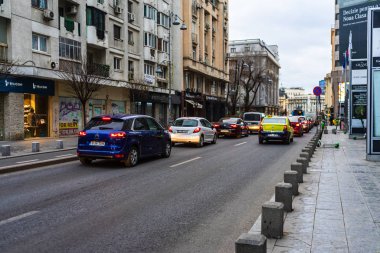 Bükreş şehir merkezindeki ana bulvarda trafik vardı. Kış sabahı