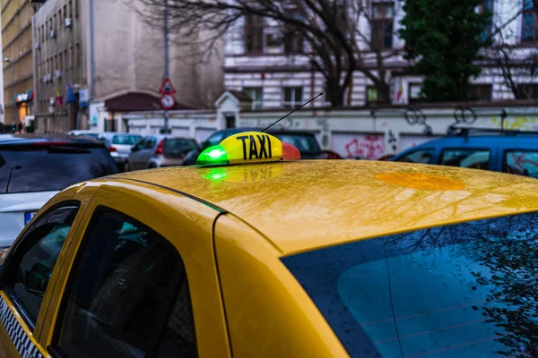 Cartel de taxi en taxi amarillo por la mañana en Bucarest, Rumania, 20 —  Fotos de Stock