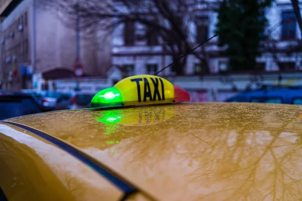 Segnaletica taxi su taxi giallo al mattino a Bucarest, Romania, 20 — Foto Stock