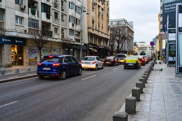 Traffic on the main boulevard in Bucharest downtown. Winter morn — Stock Photo, Image