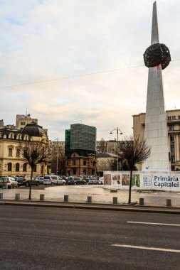 Revol 'da Yeniden Doğuş Anıtı (Renasterii Anısı) bulunmaktadır.