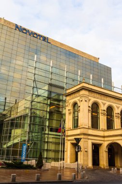 Novotel Otel 'in pencerelerinde sabahın erken saatlerinde gökyüzünün yansımaları.