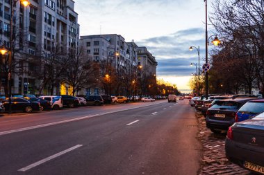 Bükreş şehir merkezindeki ana bulvarda trafik vardı. Kış bile