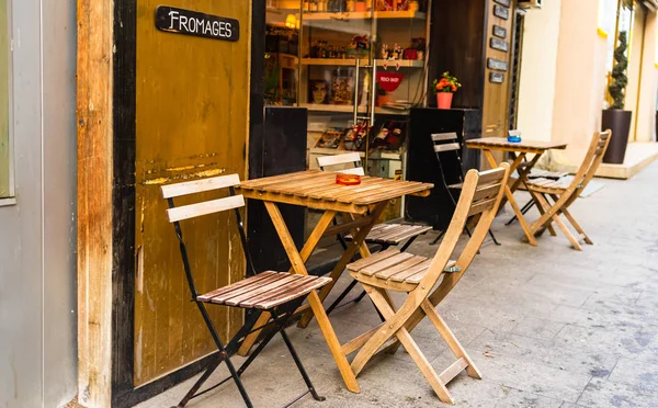 Mesas vacías en una cafetería en Victoriei Way (Calea Victoriei ) — Foto de Stock