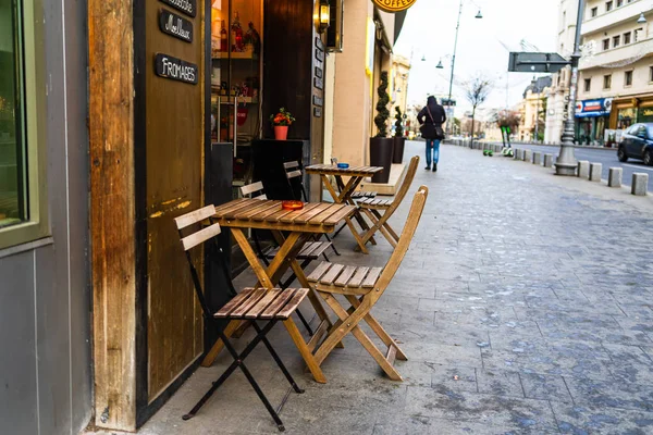 Mesas vacías en una cafetería en Victoriei Way (Calea Victoriei ) — Foto de Stock