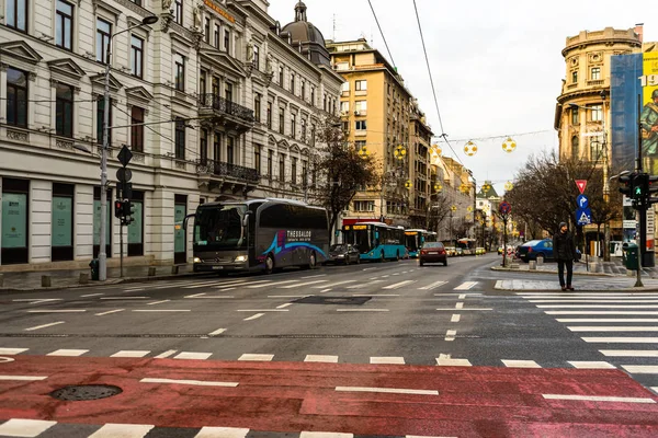 Tráfico temprano en la mañana y calles vacías en el centro de Bucarest, R — Foto de Stock