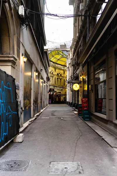 Tráfico temprano en la mañana y calles vacías en el centro de Bucarest, R — Foto de Stock