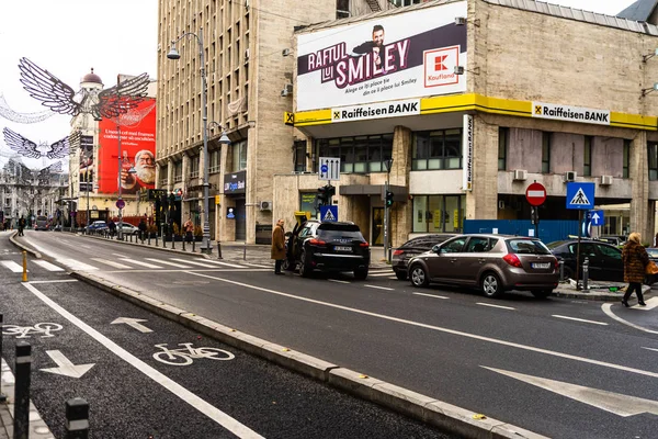 Tráfico temprano en la mañana y calles vacías en el centro de Bucarest, R — Foto de Stock