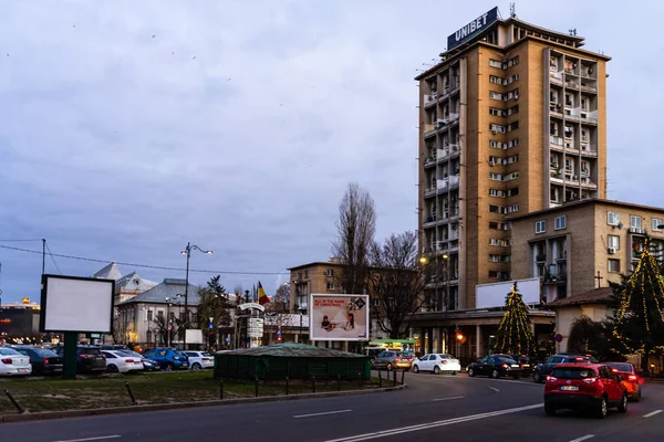 Tráfego na avenida principal no centro de Bucareste. Inverno mesmo — Fotografia de Stock