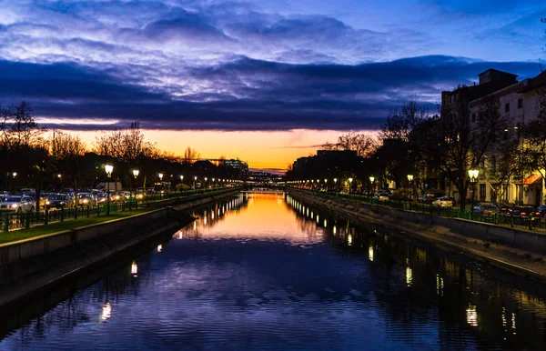 Cielo de la noche que refleja en el agua del río Dambovita en downto — Foto de Stock