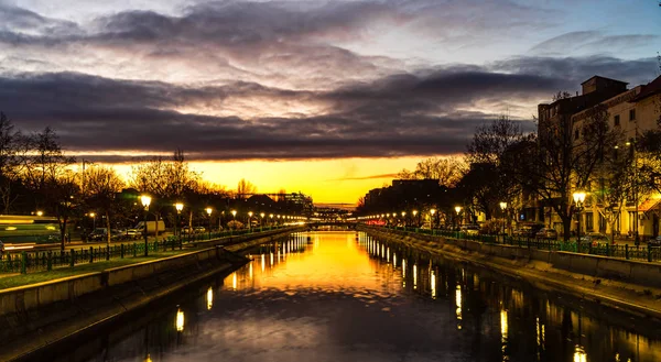 Cielo serale che si riflette nell'acqua del fiume Dambovita in discesa — Foto Stock