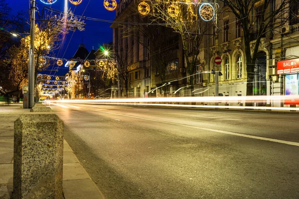 Stadsverlichting en avondverkeer in Boekarest, Roma — Stockfoto