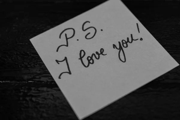 Tekst P.S. Kocham cię w notatce po przypomnieniu. Pisanie na lepki pa — Zdjęcie stockowe