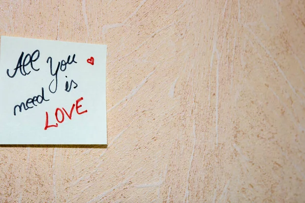 Tekst Wszystko czego potrzebujesz to miłość na poczcie. Pisanie na kolorowym kleju — Zdjęcie stockowe