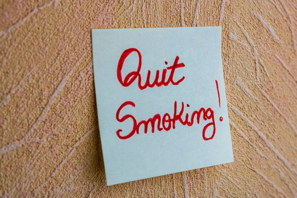 Text Quit Smoking on post it. Writing on colorful sticky note. C — Stock Photo, Image