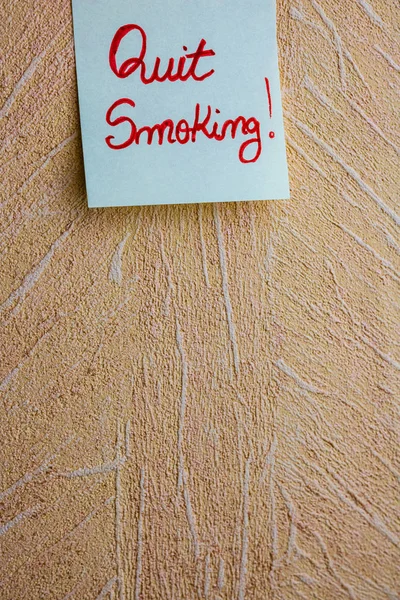 テキストポストに喫煙を終了します。カラフルな付箋に書く。C — ストック写真