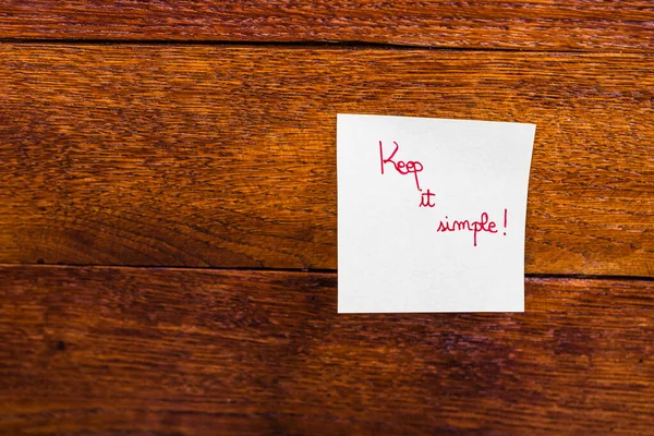 Tekst Houd het simpel op de post. Schrijven op plakkerig briefje. Kopieerspa — Stockfoto