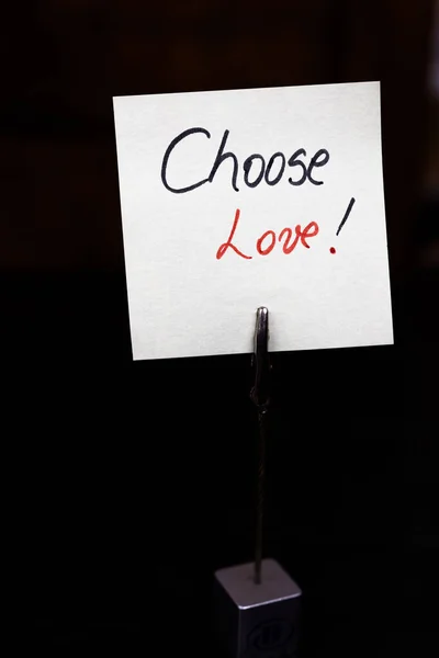 Memo holder with memo post reminder. Writing Choose love on pape — 스톡 사진