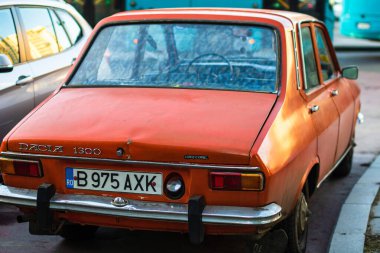 Kırmızı Vintage Dacia 1300 araba, Rumen klasik arabası sokaklarda 