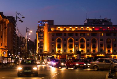 Bükreş şehir merkezindeki ana bulvarda araba trafiği. Kış 