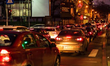 Bükreş şehir merkezindeki ana bulvarda araba trafiği. Kış 