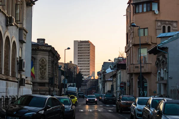 Traffico automobilistico sul viale principale del centro di Bucarest. Inverno — Foto Stock