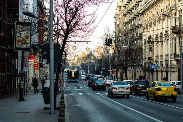 Auto verkeer op de belangrijkste boulevard in Boekarest centrum. Winter — Stockfoto